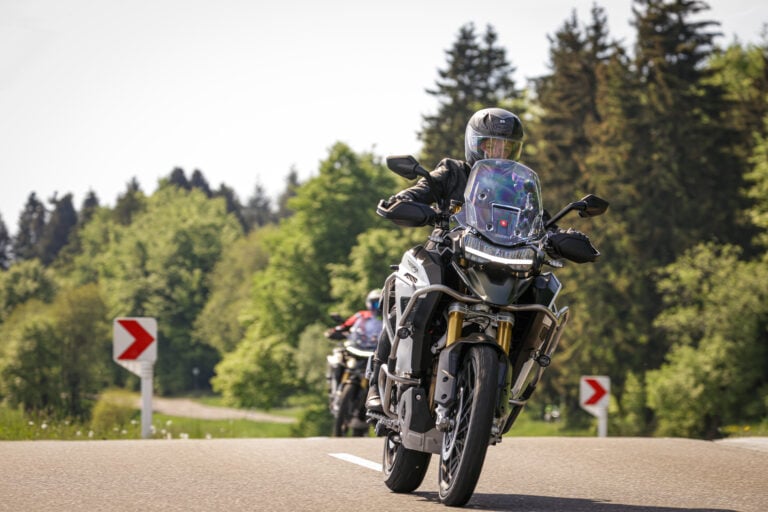 Fahr-Technik-Check: Ein großer Tiger und ein mittelgroßes Mädchen schweben durch die Eifel