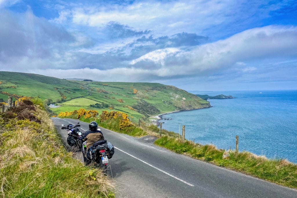 Die Schönheit Nordirlands. Motorradabenteuer Irland: In drei Wochen vom nordirischen Belfast entlang der Küste, mit ein paar Abstechern ins Landesinnere, bis Dublin fahren.