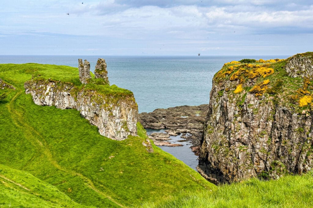 Die Schönheit Nordirlands. Motorradabenteuer Irland: In drei Wochen vom nordirischen Belfast entlang der Küste, mit ein paar Abstechern ins Landesinnere, bis Dublin fahren.