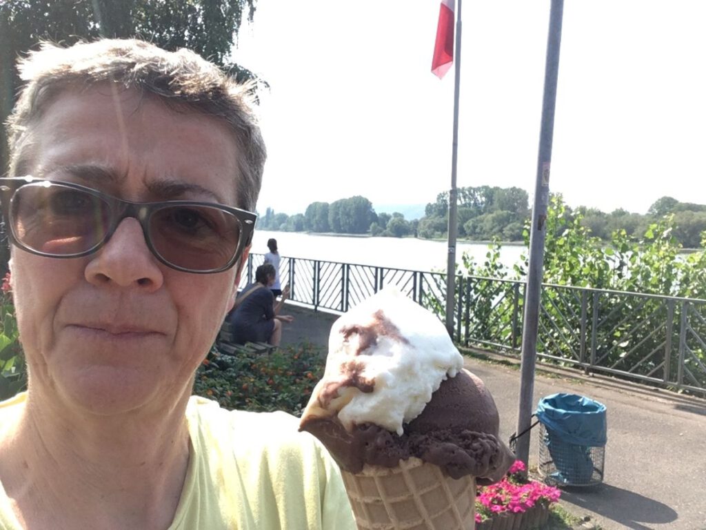 Route des Grandes Alpes – allein unterwegs zwischen Pässen, Hitze und Sehnsucht 2 1 Claudia mit Eis