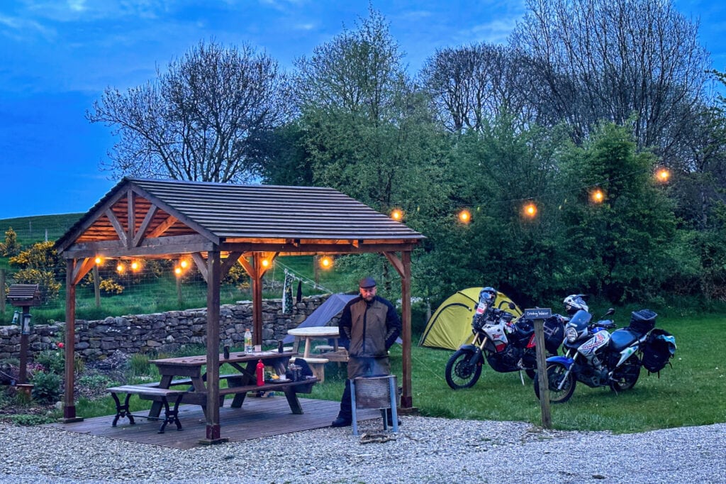 Die Schönheit Nordirlands. Motorradabenteuer Irland: In drei Wochen vom nordirischen Belfast entlang der Küste, mit ein paar Abstechern ins Landesinnere, bis Dublin fahren.