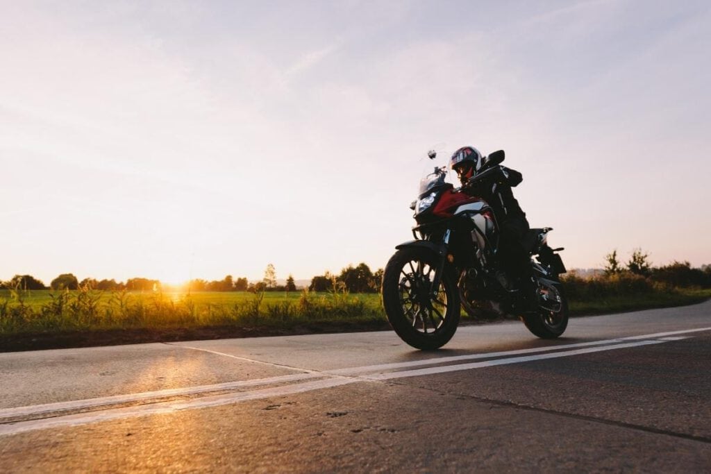 Motorradfahren passiert zu 90% im Kopf. Mit diesen Tipps kannst du jede Herausforderung meistern. Methoden für einen freien Kopf.