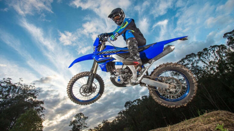 Neue Yamaha WR450F: Mehr Leistung, schärferes Handling und stärkere Bremsen