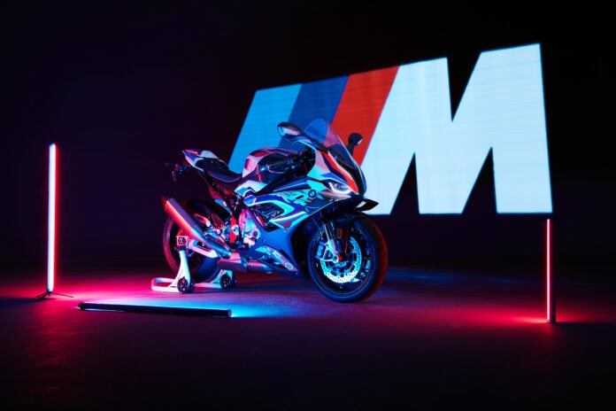 BMW feiert die Weltpremiere der BMW M 1000 RR. Reinrassige Renntechnik für höchste Ansprüche. das erste M Modell von BMW Motorrad.