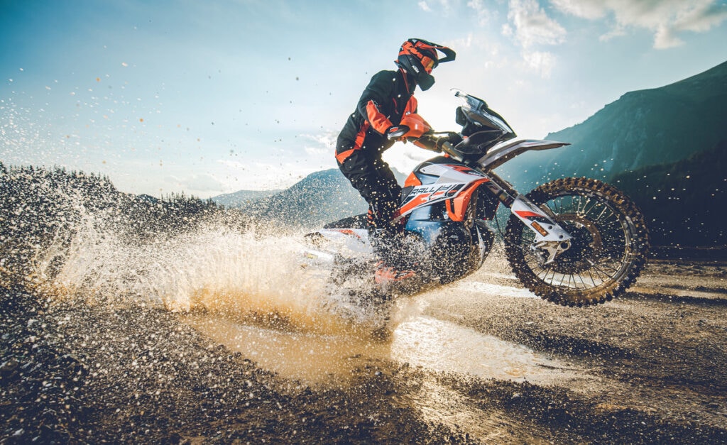 2021 pochen die Herzen der Mittelklasse-Motorradfreunde dank der KTM 890 Adventure R Rally und der KTM 890 Adventure R noch schneller.