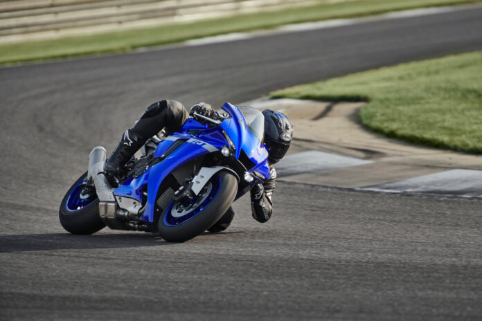 Rennsport ist und bleibt die treibende Kraft bei Yamaha. Für 2020 stellt Yamaha jetzt die neuen Supersport-Modelle YZF-R1 und YZF-R1M vor.