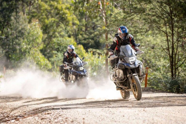 Charity-Tour des BMW Motorrad WorldSBK Teams durch die Buschfeuer-Gebiete in Australien.