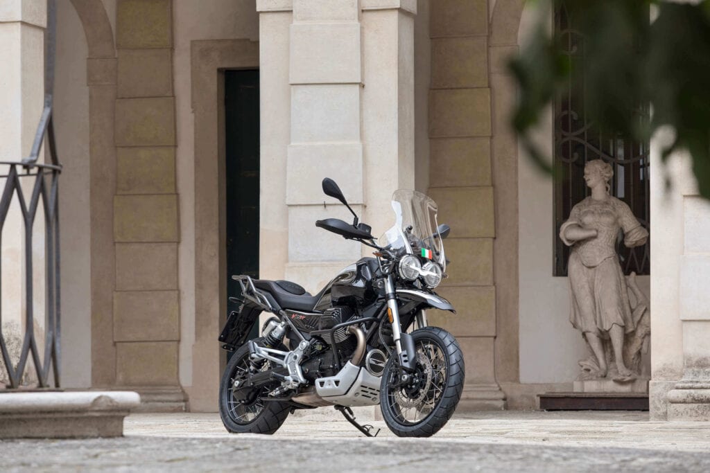 Limited Edition Moto Guzzi V85 TT Guardia d'Onore zum 75. Jahrestag der Zusammenarbeit mit der Leibgarde des italienischen Staatspräsidenten. 