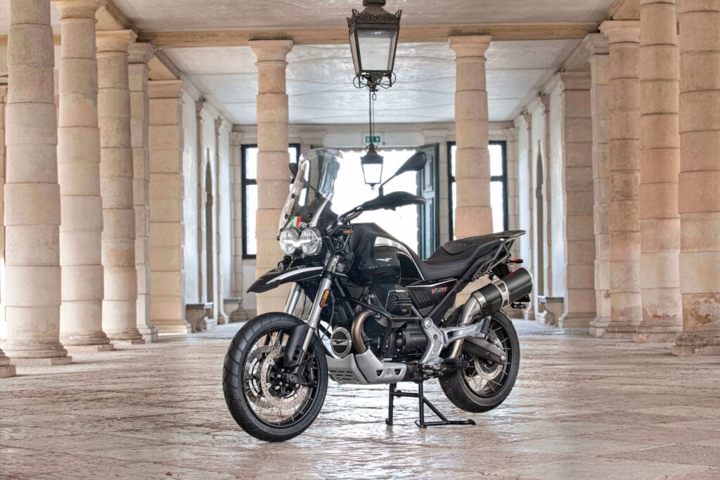 Limited Edition Moto Guzzi V85 TT Guardia d'Onore zum 75. Jahrestag der Zusammenarbeit mit der Leibgarde des italienischen Staatspräsidenten.