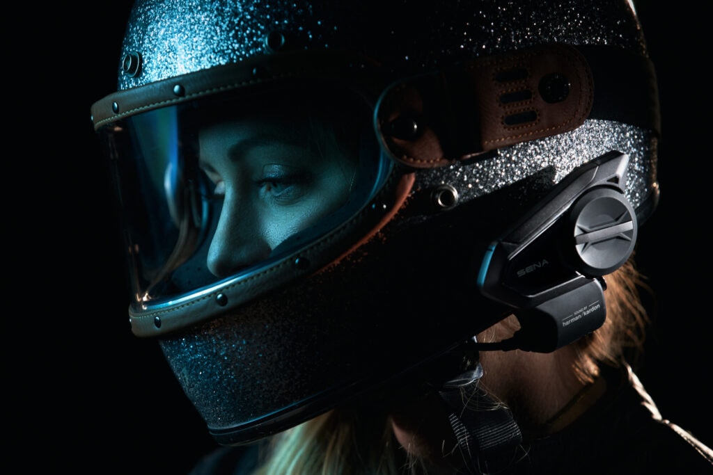 Jedes Produkt der Sena Quantum-Serie verfügt über völlig neue Lautsprecher und Mikrofone, die gemeinsam mit den Audioexperten von Harman Kardon entwickelt wurden.