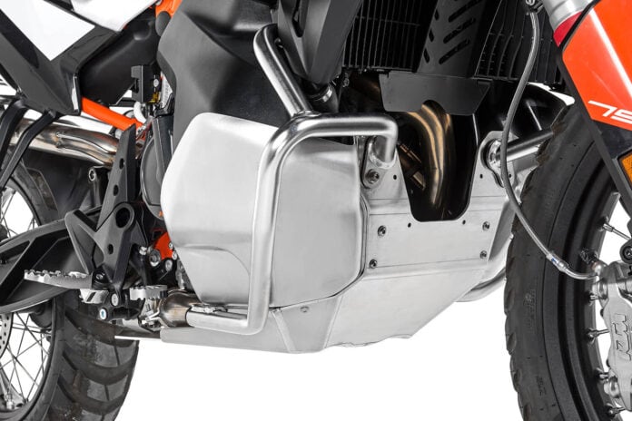 Motorschutz für die KTM 890 Adventure - Touratech Rallye Evo - mit ultrarobuster Skid Plate ergänzt durch seitliche Protektoren.