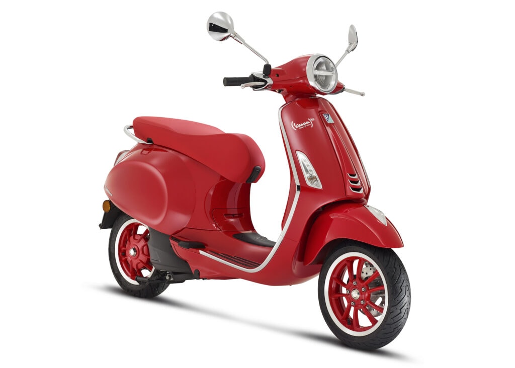 Vespa Elettrica RED Special Edition unterstützt den Kampf gegen die Pandemie 10 Engagement für globale Gesundheit und Respekt für die Umwelt. Die Vespa Elettrica RED ist das dritte exklusive Produkt für den guten Zwecke.