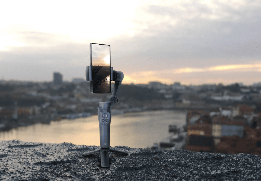Ideal für kleines Gepäck auf Motorradtour. Das Smartphone-Gimbal Steady Butler Mobile 3 jetzt noch kompakter, faltbar und mit Vlog-Modus.