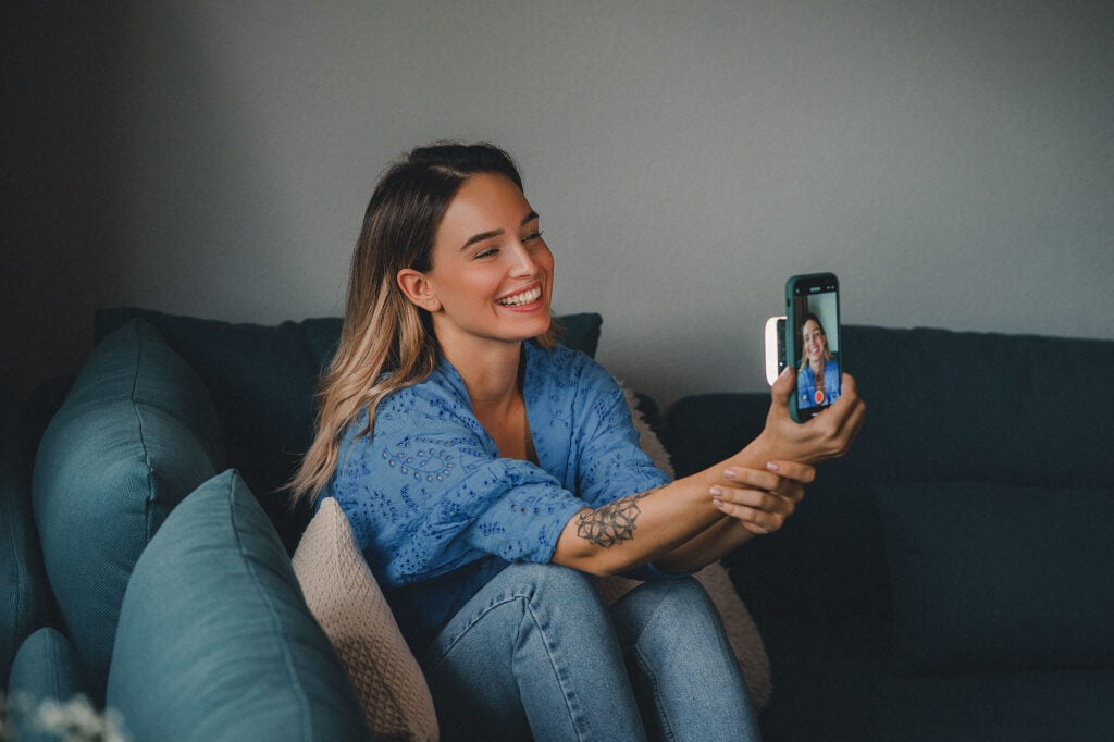 Professionelle Beleuchtung für Motorrad-Fotos und Videos – kompakt und einfach zu bedienen. Das Lumen Square LED-Dauerlicht von Rollei.