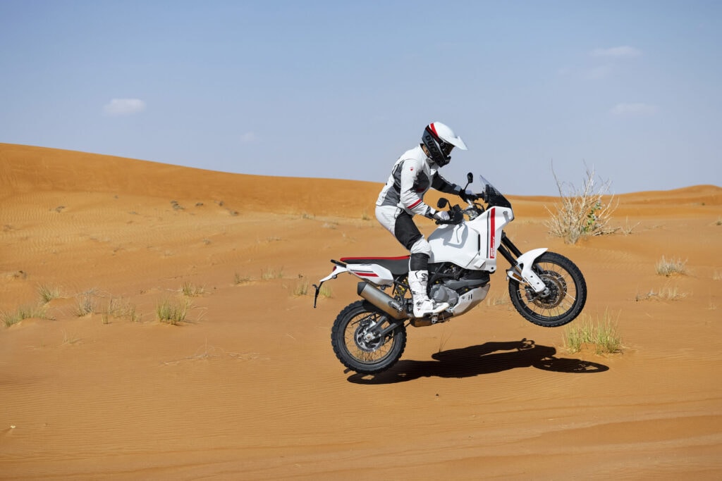 Dank der starken Offroad-Orientierung der Ducati DesertX kennen Reiseträume keine Grenzen. Reiseenduro für Wüstendünen, Schotter uvm.