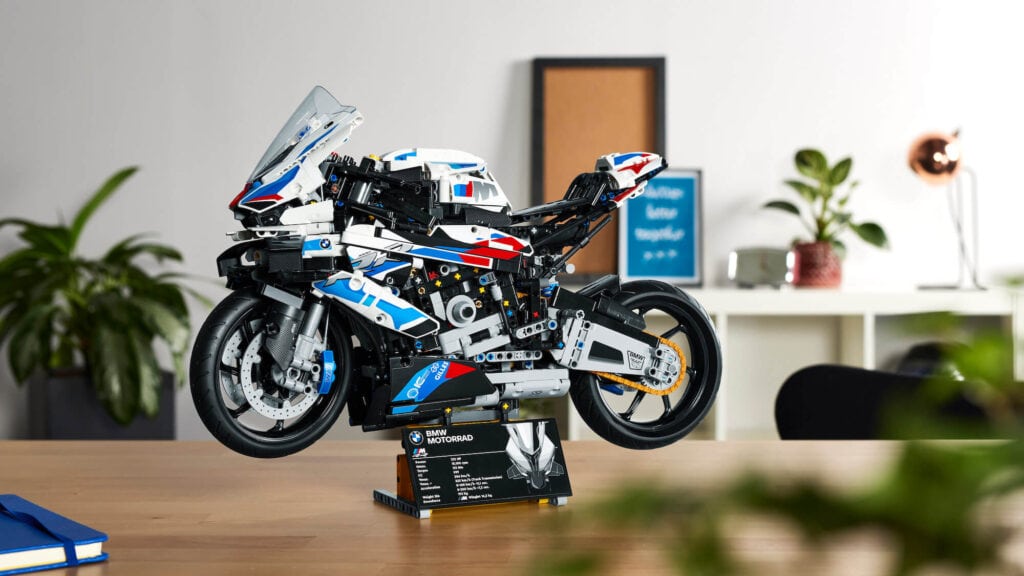 BMW Motorrad und die LEGO Group enthüllen heute das nächste gemeinsam entwickelte Modell: die LEGO® Technic BMW M 1000 RR