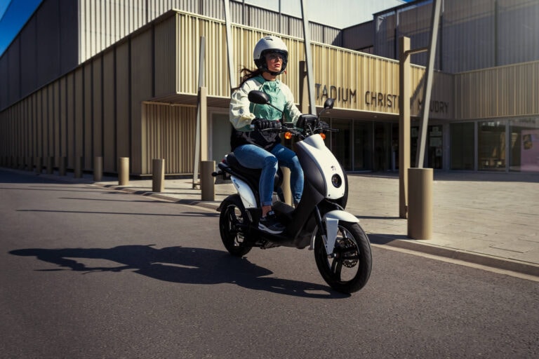 Mit dem neuen Elektroroller Peugeot e-Ludix umweltbewusst durch die City