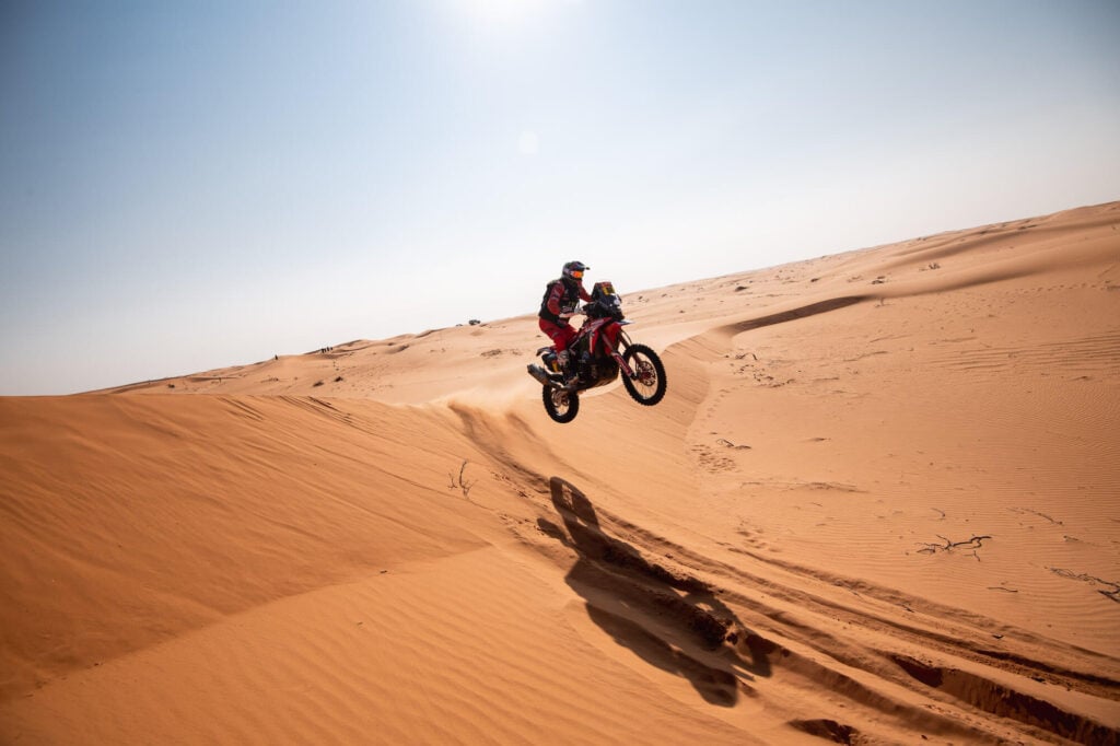 Ab 1. Januar 2022 fräsen sich 180 Team der Rallye Dakar über haushohe Dünen und tückische Sandverwehungen - unterstützt von Motul.