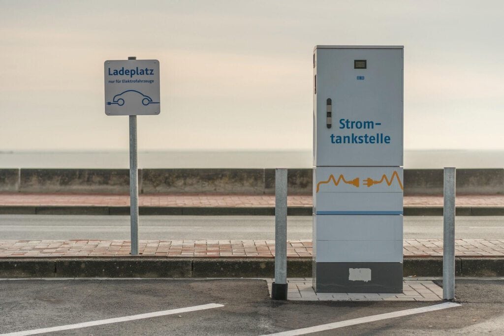 ADAC Umfrage zeigt hohen Bedarf am Ausbau der Ladeinfrastruktur, jedoch auch hohe Erwartungen von Seiten der Elektromobilität-Interessierten.