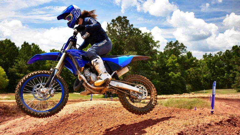 Komplett neue Yamaha YZ125 und YZ125 Monster Energy Racing Edition