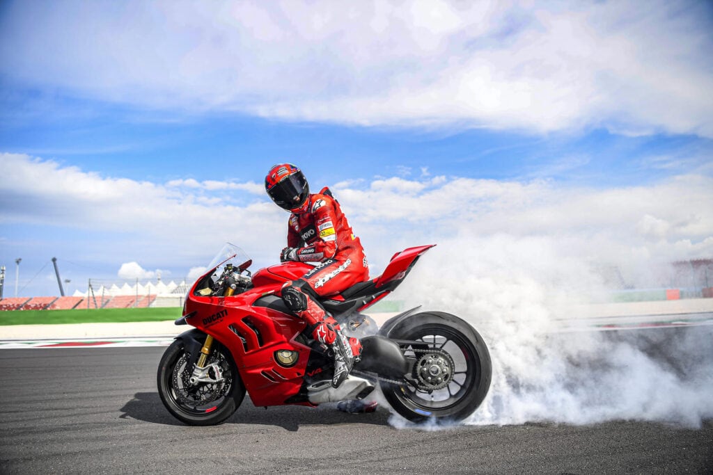 Wissen und Technologie aus der Welt des Rennsports flossen auch für die Ducati Panigale V4 2022 direkt in die Serienproduktion.