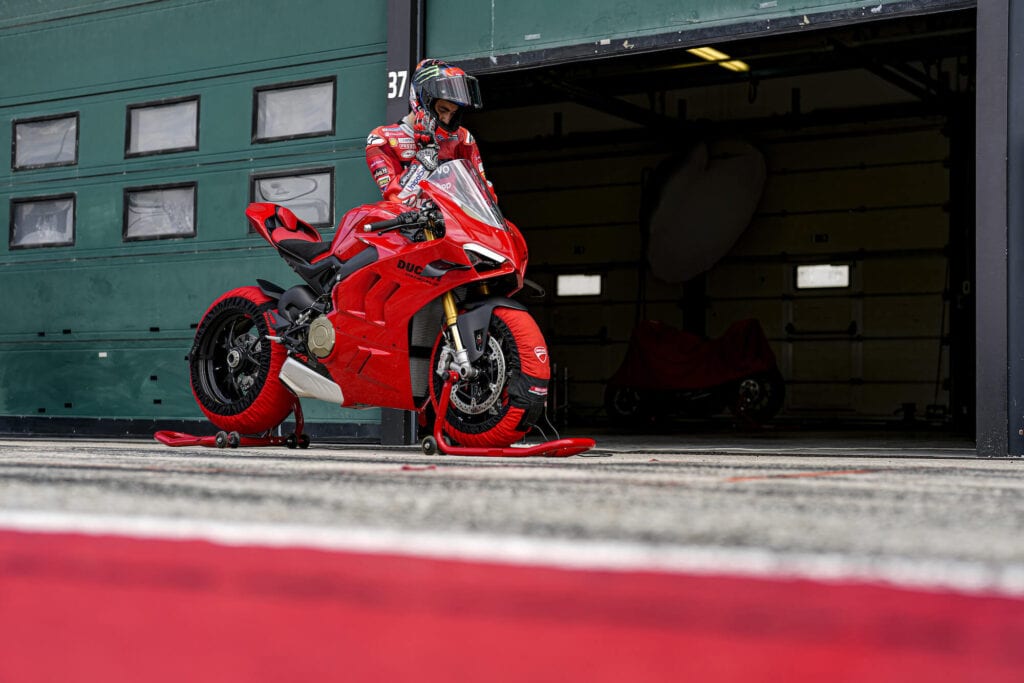 Wissen und Technologie aus der Welt des Rennsports flossen auch für die Ducati Panigale V4 2022 direkt in die Serienproduktion.