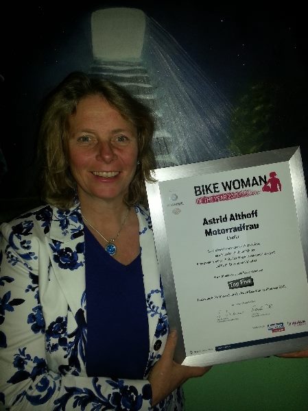 Astrid mit der Bike Woman Award-Urkunde 2015