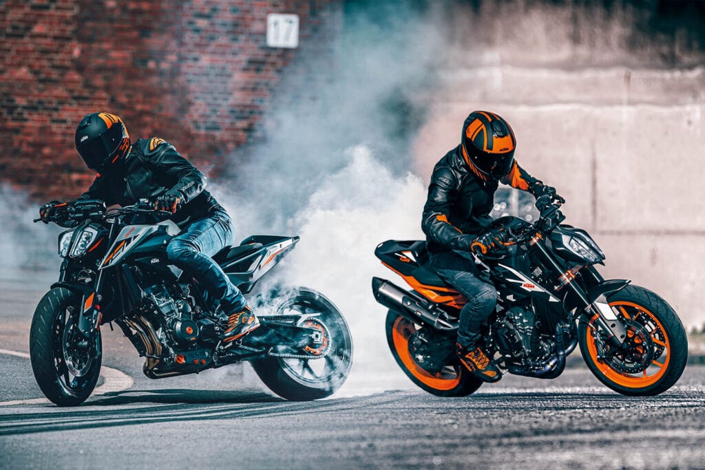 KTM präsentiert die Street Modellreihe 2023: Neue Designs für KTM 390 Duke, 125 und 890 Duke 3 Die perfekten Einstiegsmodelle werden von den kleinen, starken Naked-Bikes KTM 125 Duke und KTM 390 Duke verkörpert. Alle Street-Modelle