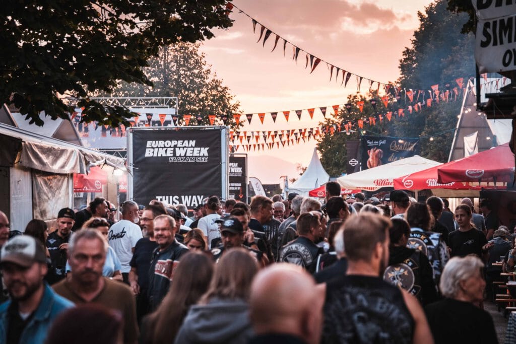 Harley-Davidson Fans feierten auf der European Bike Week 2024 am Faaker See in Österreich 5 Das war die European Bike Week 2024 am Faaker See. Das größte Motorradfestival Europas mit Harley Village, Livegigs, Custombikes & mehr.
