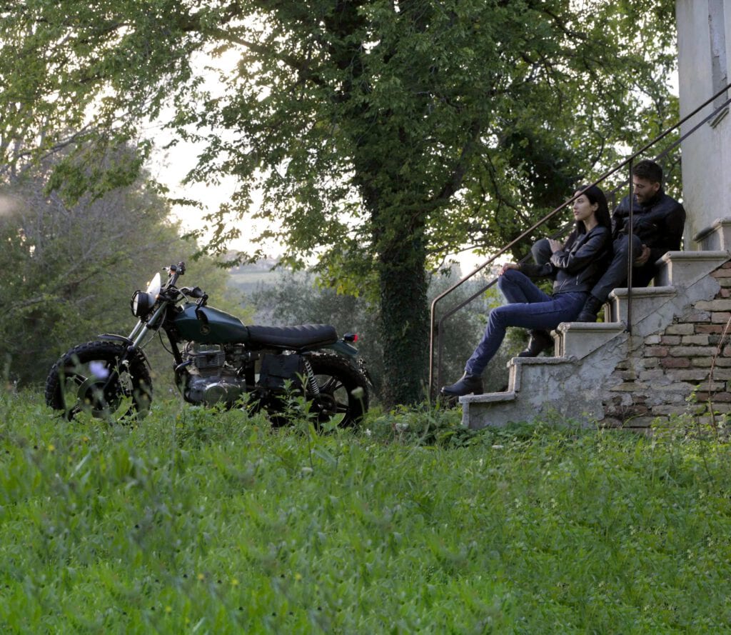 PMJ Motorradjeans: Hightechschutz trifft italienische Eleganz 7 PMJ Motorradjeans für Mann und Frau mit Motorrad, ©PMJ