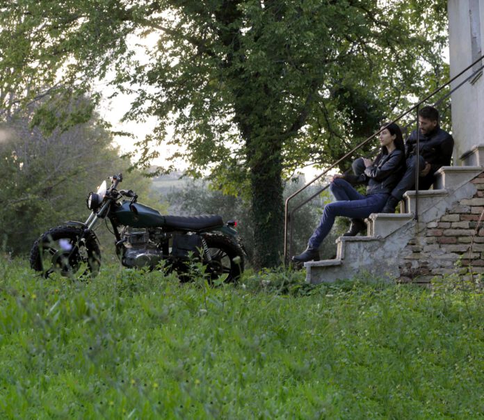 PMJ Motorradjeans für Mann und Frau mit Motorrad, ©PMJ