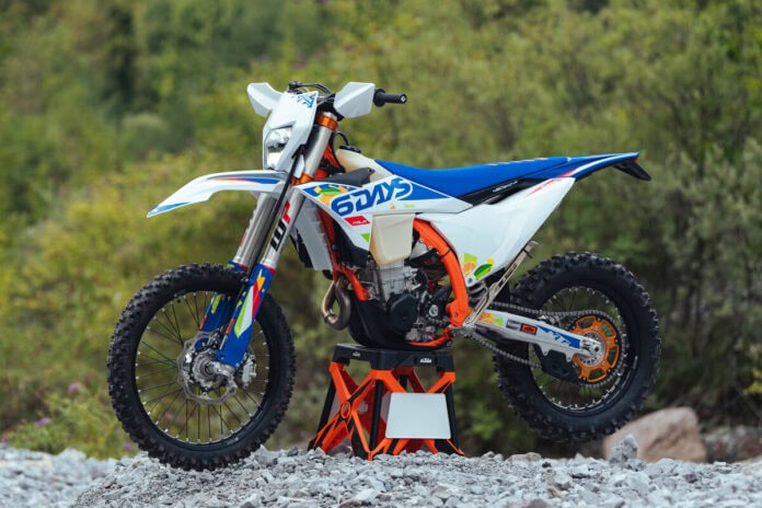KTM EXC 6DAYS 2026 Enduro-Sonderedition seitlich vor Wald, © KTM