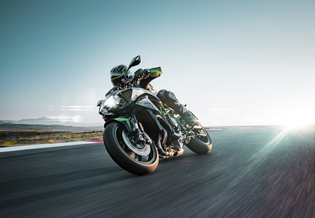 Die Hyper Naked Kawasaki Z H2 - 998 cm3 mit Kompressor sorgen für 200 PS Spitzenleistung. Außergewöhnlicher Charakter im Sugomi-Styling.