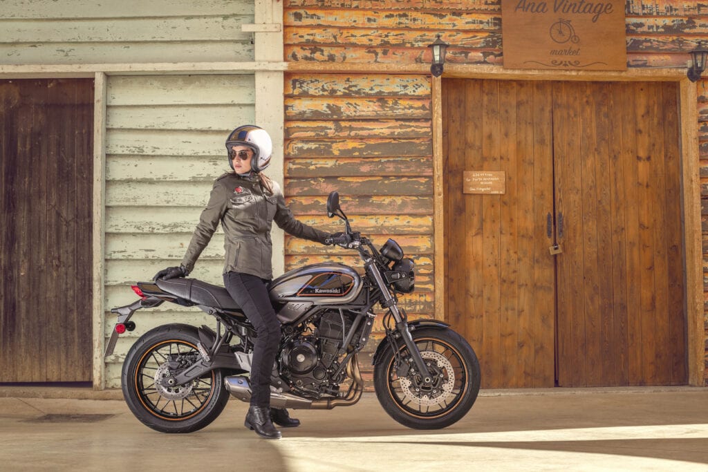 Die Kawasaki Z650RS bezieht sich auf die Z650-B1, die 1977 vorgestellt wurde. Retro-Look mit modernem Herzstück. Die Retrovolution ist da!