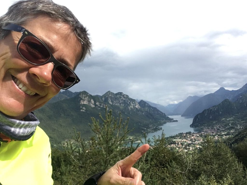 Route des Grandes Alpes – allein unterwegs zwischen Pässen, Hitze und Sehnsucht 18 23 Claudia blickt auf den Lago d'Iseo