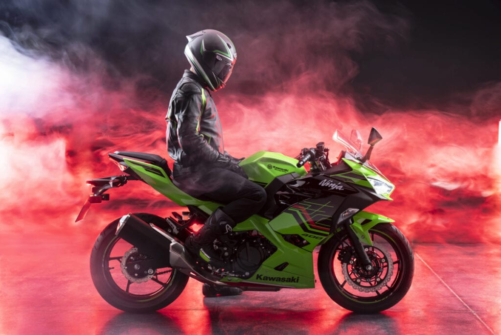 Stylisch und mit niedriger Sitzhöhe kommt das neue Naked-Bike Kawasaki Z400 und die sportliche Kawasaki Ninja 400 für das Modelljahr 2023 auf. 