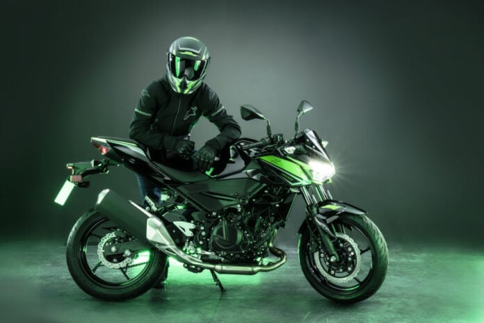 Stylisch und mit niedriger Sitzhöhe kommt das neue Naked-Bike Kawasaki Z400 und die sportliche Kawasaki Ninja 400 für das Modelljahr 2023 auf.