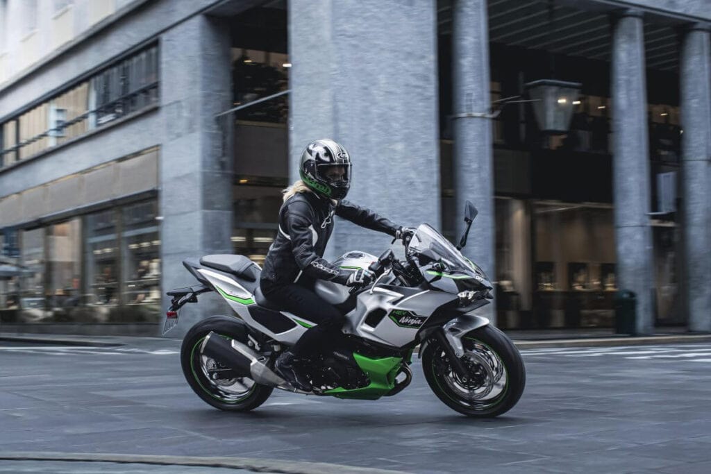 Ninja 7 Hybrid: Das weltweit erste serienmäßige Hybrid-Motorrad 9 Die Kawasaki Ninja 7 Hybrid ist weltweit erste serienmäßige Hybrid-Motorrad. Es verbindet die Vorteile von Verbrennungsmotor und Elektroantrieb.