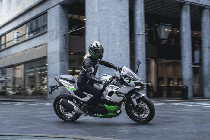 Die Kawasaki Ninja 7 Hybrid ist weltweit erste serienmäßige Hybrid-Motorrad. Es verbindet die Vorteile von Verbrennungsmotor und Elektroantrieb.