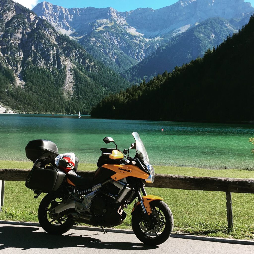 Route des Grandes Alpes – allein unterwegs zwischen Pässen, Hitze und Sehnsucht 19 25 Kawasaki vor dem PLansee