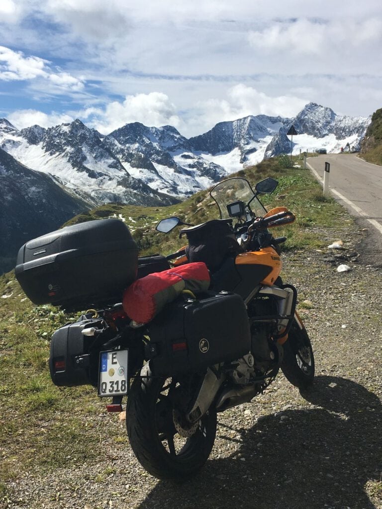 Route des Grandes Alpes – allein unterwegs zwischen Pässen, Hitze und Sehnsucht 20 26 Kawasaki mit Ausblick vom Timmelsjoch