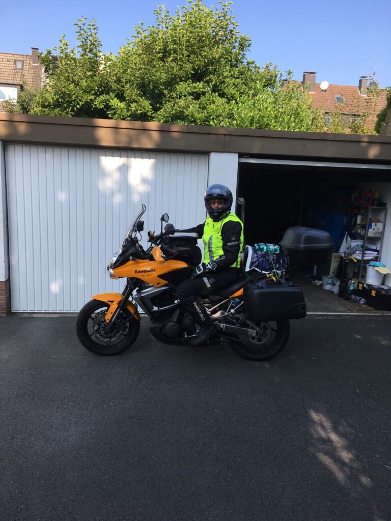 Route des Grandes Alpes – allein unterwegs zwischen Pässen, Hitze und Sehnsucht 6 3 Claudia vor Garage