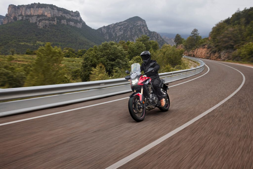 Das kompakte Adventure-Bike für A2-Führerschein-Inhaber erhält im Modelljahr 2022 wesentliche Verbesserungen. Die neue Honda CB500X.
