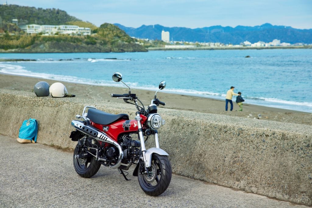 Honda Dax ST125 gesellt sich nach langjähriger Produktionspause zu Monkey und MSX125 Grom, um die Honda Minibike-Palette zu komplettieren.