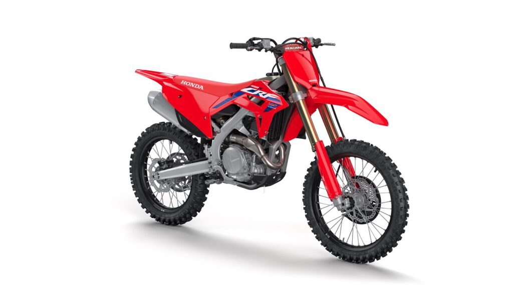 Das MX-Flaggschiff verbessert für 2023. Die neue Honda CRF450R soll mühelos schneller fahren und bessere Rundenzeiten erzielen.