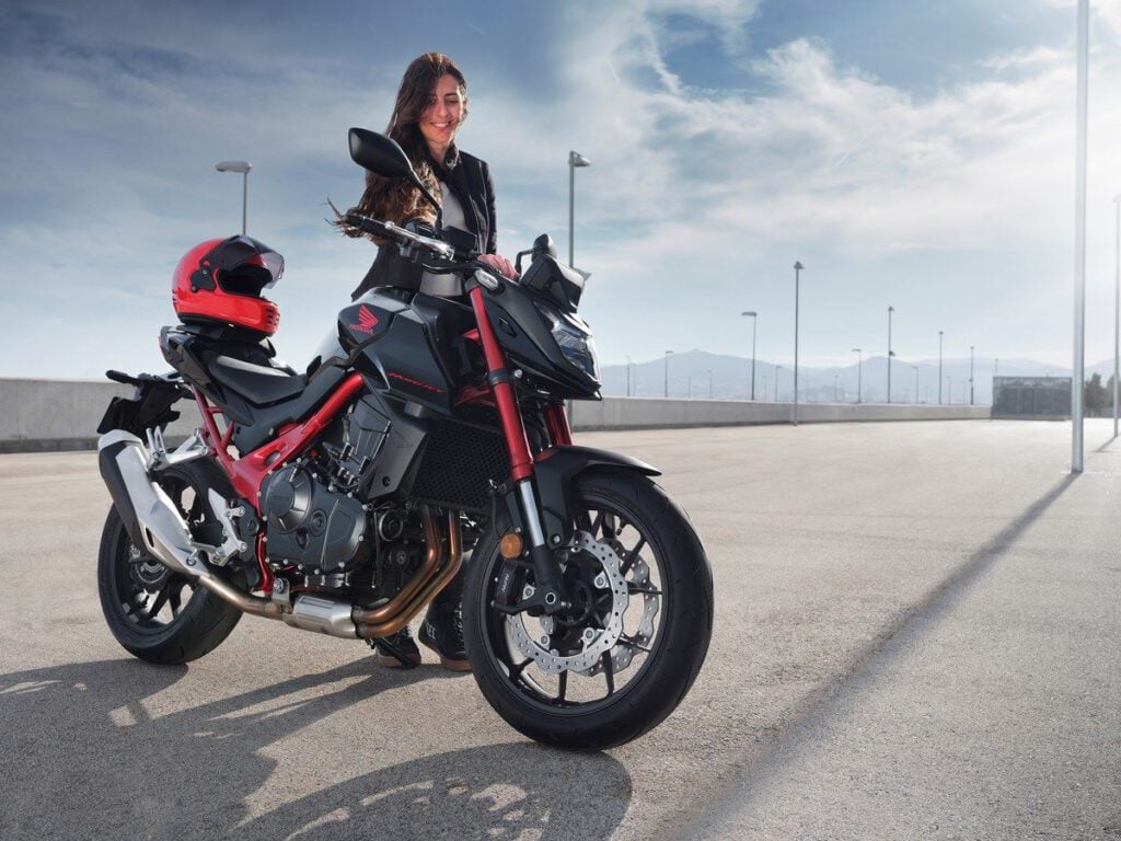 Neue Honda CB750 Hornet 3 Die mit Spannung erwartete neue Honda CB750 Hornet wurde offiziell vorgestellt. Temperamentvolles Design mit nur 190 kg Gewicht und 92 PS.