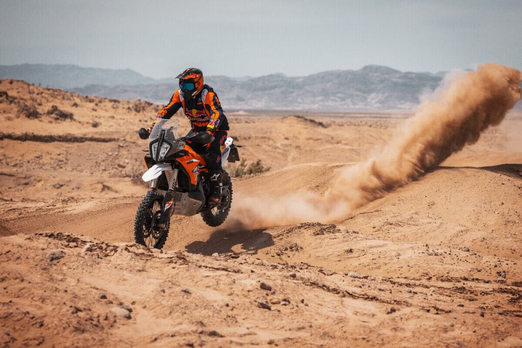 Neue KTM 890 Adventure R Rally 2024 21 Inspiriert vom Pioniergeist der besten Rally-Fahrer der Welt, wird bei der KTM 890 ADVENTURE R RALLY 2024 das Beste aus der erfolgreichen Rally-Tradition und dem technischen Know-how von KTM zum bisher leistungsstärksten Adventure-Modell vereint.