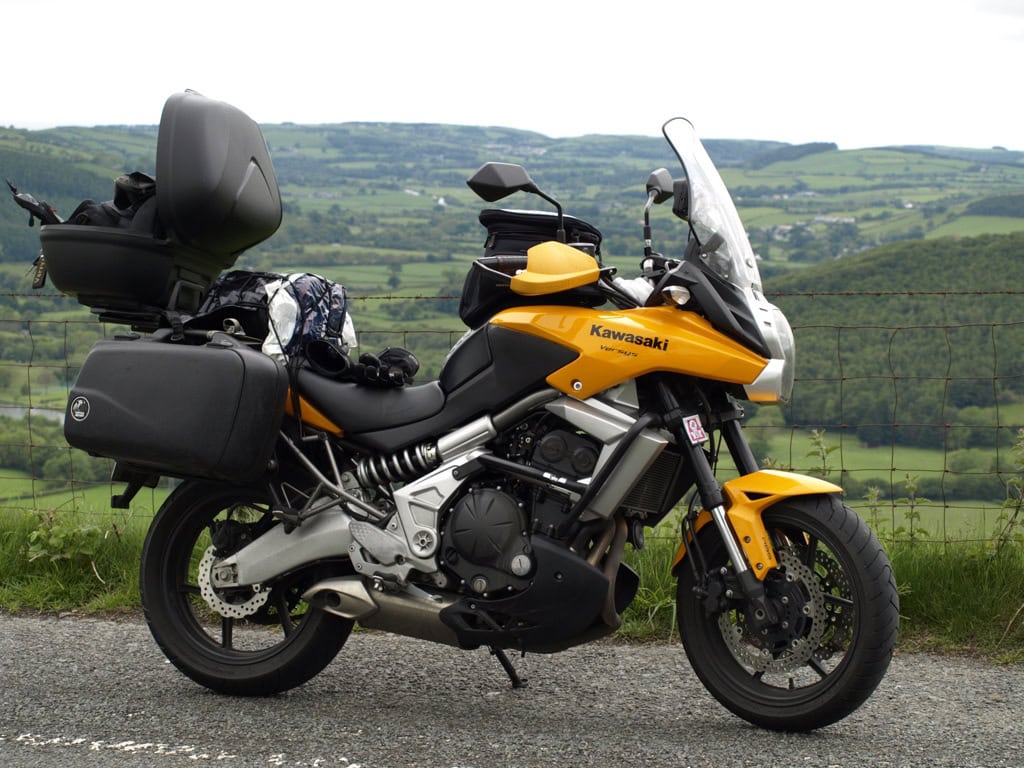 Als Alleinreisende nach Schottland per Motorrad - I did it! 8 Kawasaki vor englischer Landschaft