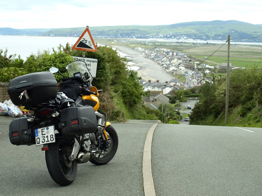 Als Alleinreisende nach Schottland per Motorrad - I did it! 6 Kawasaki vor steiler Straße in Wales