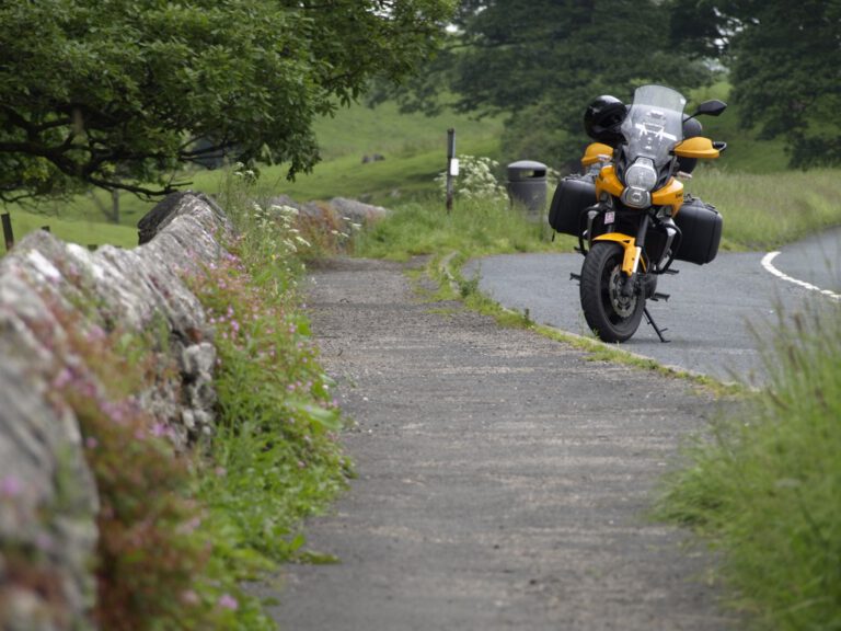 Kawasaki in schottischer Landschaft